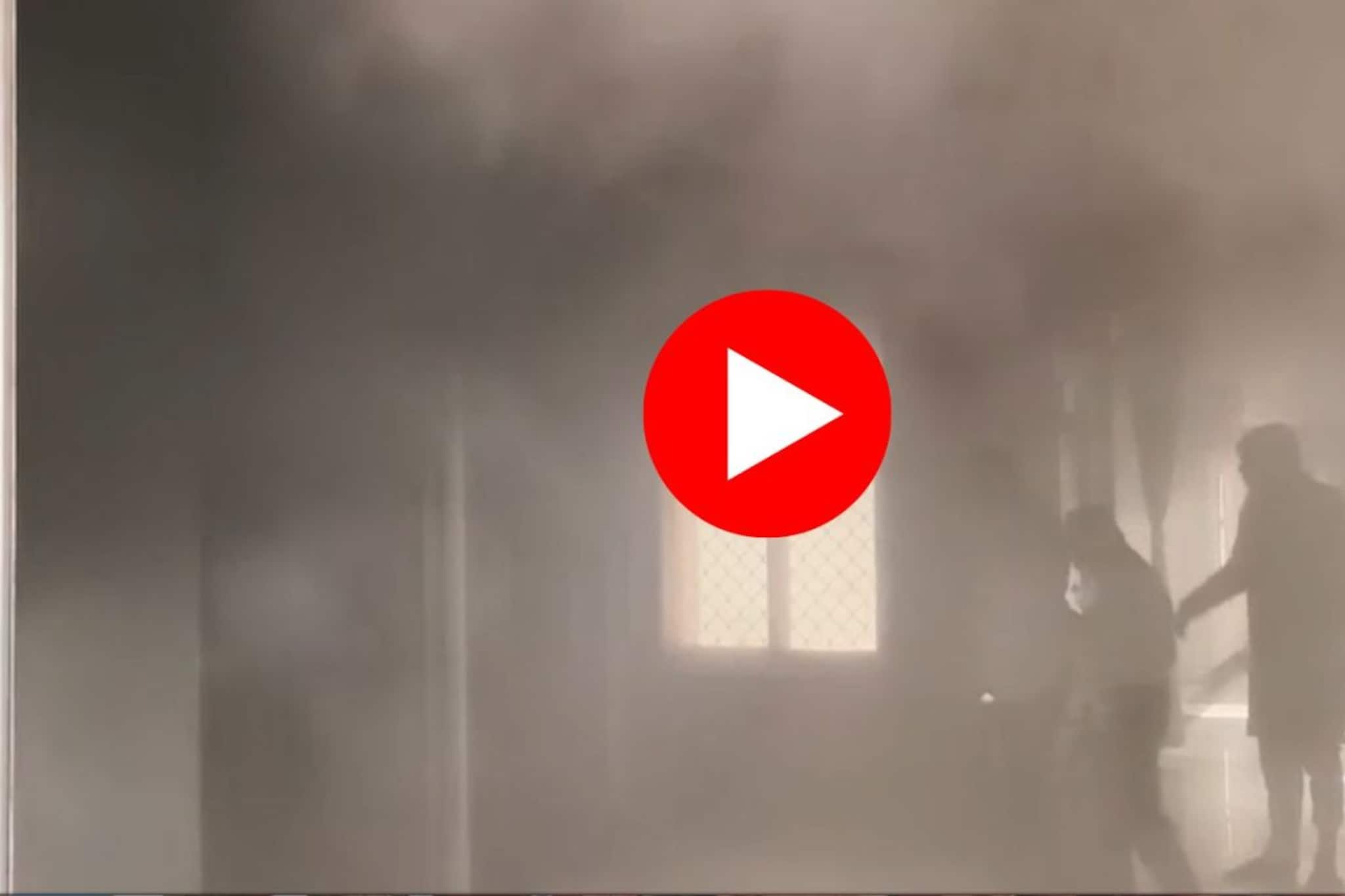 VIDEO : व्हिआयपी सूटमध्ये आगीचा भडका, प्रसंगावधान दाखवत खासदारांनी वाचवला सगळ्यांचा जीव, नेमकं काय घडलं? VIDEO : व्हिआयपी सूटमध्ये आगीचा भडका, प्रसंगावधान दाखवत खासदारांनी वाचवला सगळ्यांचा जीव, नेमकं काय घडलं?