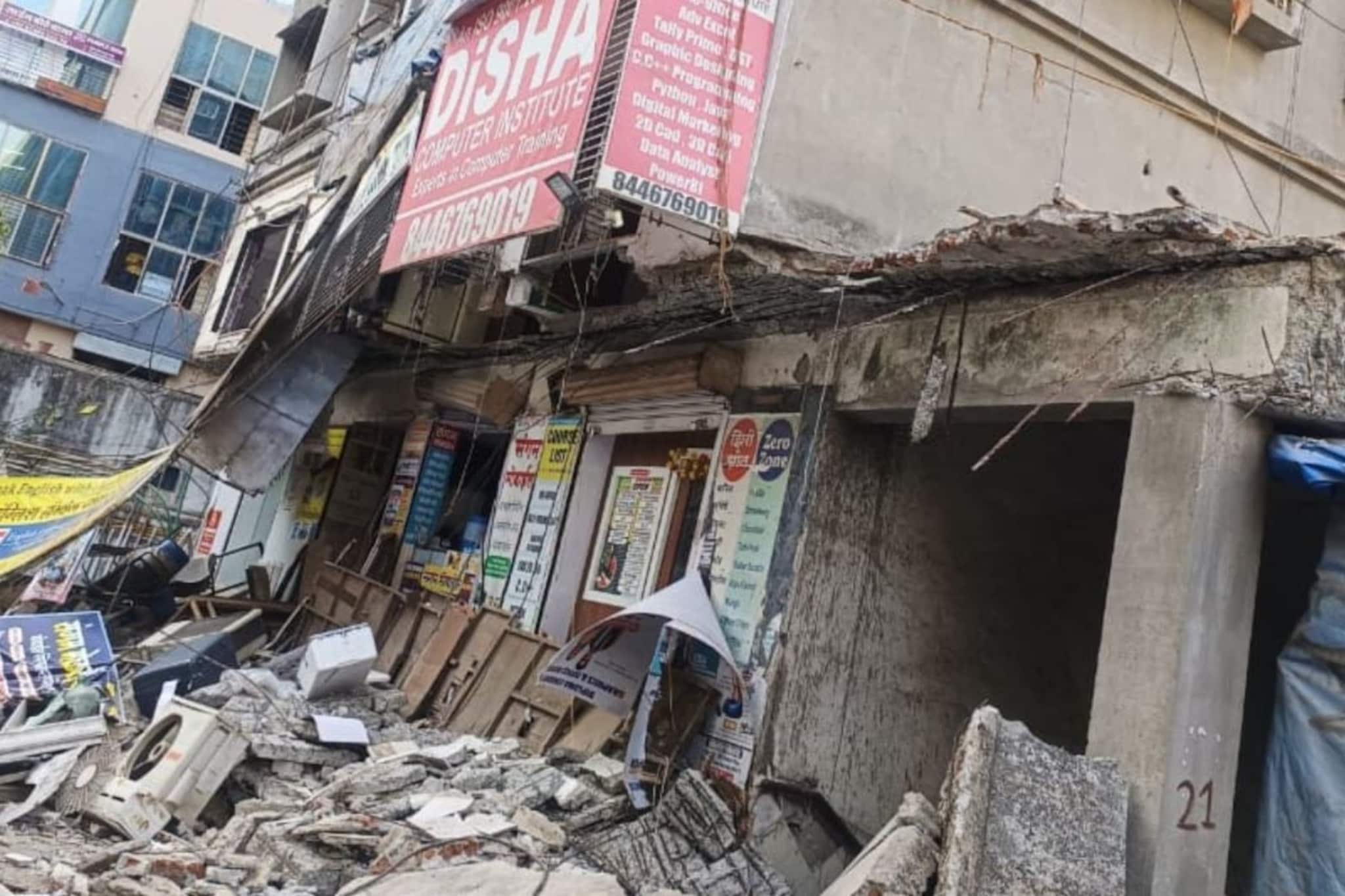 मालाड रेल्वे स्टेशनजवळ दुर्घटना, इमारतीचा भाग कोसळला, घटनास्थळाचा पहिला VIDEO