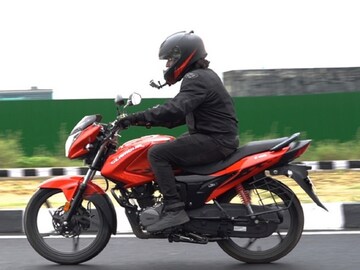 पेट्रोल-डिझेल कमी भेटलं तरी डोंट वरी! या 5 ट्रिक्सने वाढवा बाइकचं मायलेज, पैशांचीही होईल बचत 