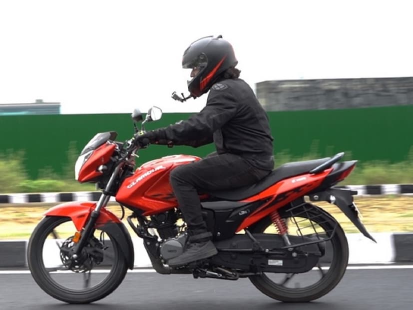 मुंबई : जगात सुरू असलेल्या युद्धांमुळे सीएनजीच्या पुरवठ्यावर परिणाम झालाय. ज्यामुळे सर्वसामान्य लोक हे चिंतेत होते. मात्र आता पेट्रोल-डिझेल बाबतही तिच स्थिती निर्माण झालीये. लोकं पेट्रोल-पंपांवर रांगा लावताय. यासोबतच पेट्रोलच्या किंमतीही वाढताना दिसताय. तुम्ही याचं टेन्शन घेत असाल तर डोंट वरी. तुम्ही काही सोप्या ट्रिक्स फॉलो करुन कमी पेट्रोलमध्येही गाडी जास्त अंतर चालवू शकता. मुंबई : जगात सुरू असलेल्या युद्धांमुळे सीएनजीच्या पुरवठ्यावर परिणाम झालाय. ज्यामुळे सर्वसामान्य लोक हे चिंतेत होते. मात्र आता पेट्रोल-डिझेल बाबतही तिच स्थिती निर्माण झालीये. लोकं पेट्रोल-पंपांवर रांगा लावताय. यासोबतच पेट्रोलच्या किंमतीही वाढताना दिसताय. तुम्ही याचं टेन्शन घेत असाल तर डोंट वरी. तुम्ही काही सोप्या ट्रिक्स फॉलो करुन कमी पेट्रोलमध्येही गाडी जास्त अंतर चालवू शकता.