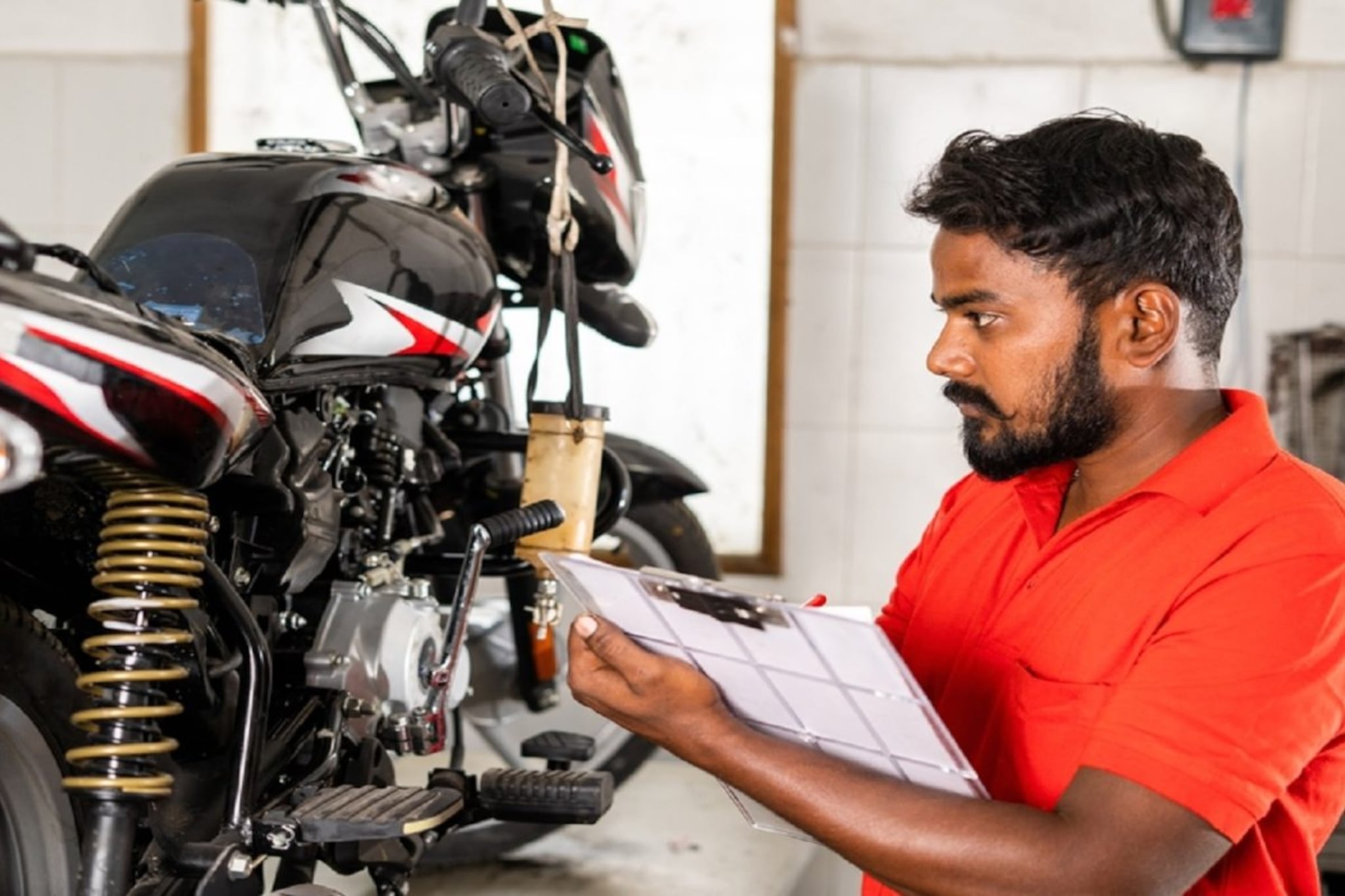 Bike ची सर्व्हिसिंग किती KM चालल्यानंतर करावी? जाणून घ्या प्रसिद्ध मॉडल्सचा परफेक्ट टायमिंग 