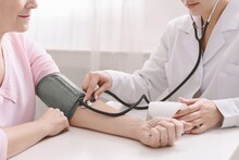 Blood Pressure : एक दिवस BP ची गोळी घेतली नाही तर चालतं का? 'कंट्रोल'मध्ये आहे म्हणून औषधं बंद करण्यापूर्वी हे भयंकर परिणाम जाणून घ्या