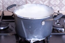 Milk : तुम्ही दूध उकळून पिताय? पॅकेटबंद दुधासंबंधीत 'ही' चूक पडेल महागात, अनेकांना माहितच नाही हा नियम