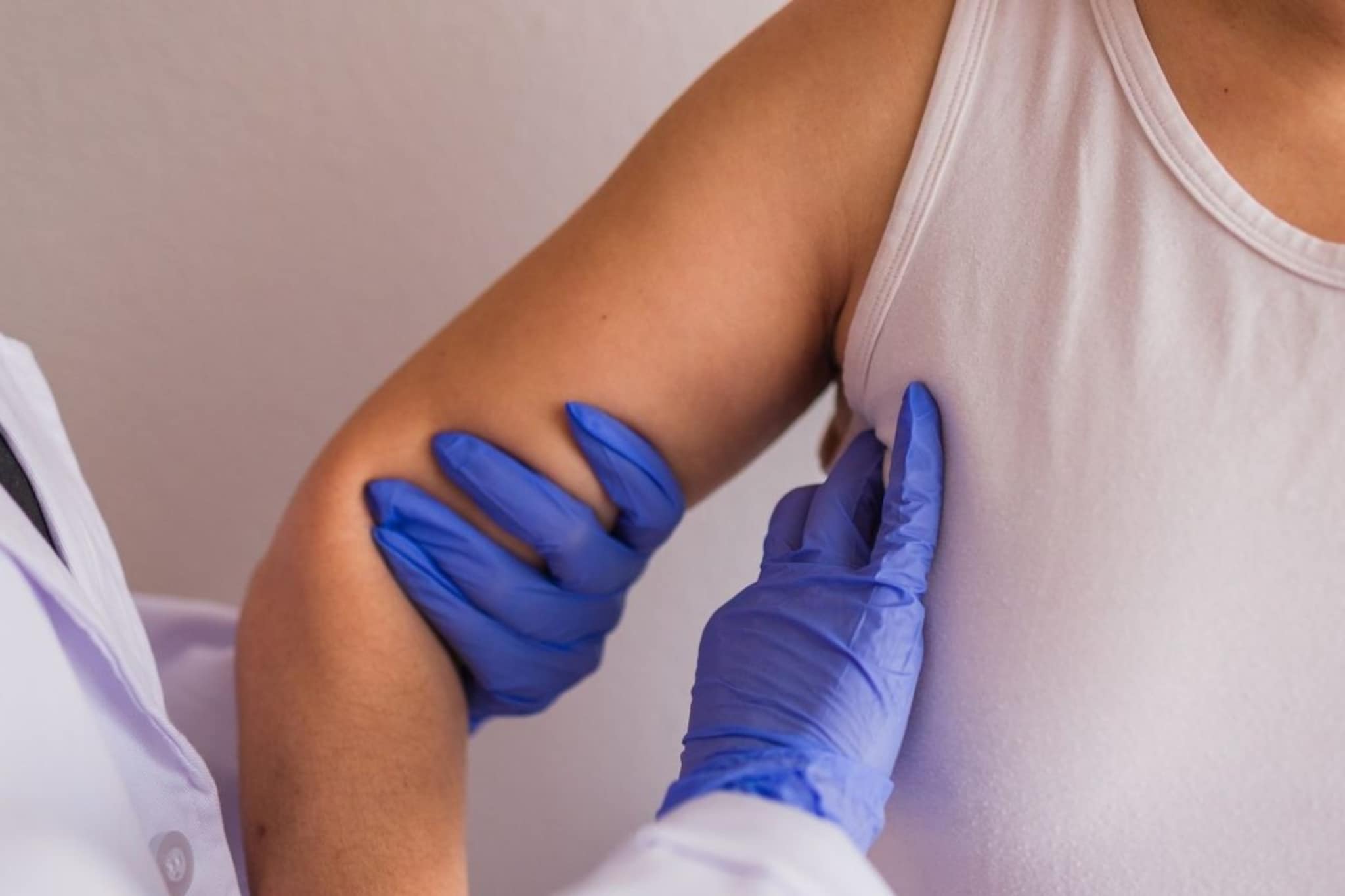 Breast Cancer : महिलांनो सावधान! स्तनात गाठ नसली तरीही 'ही' 5 लक्षणे असू शकतात कर्करोगाचा संकेत