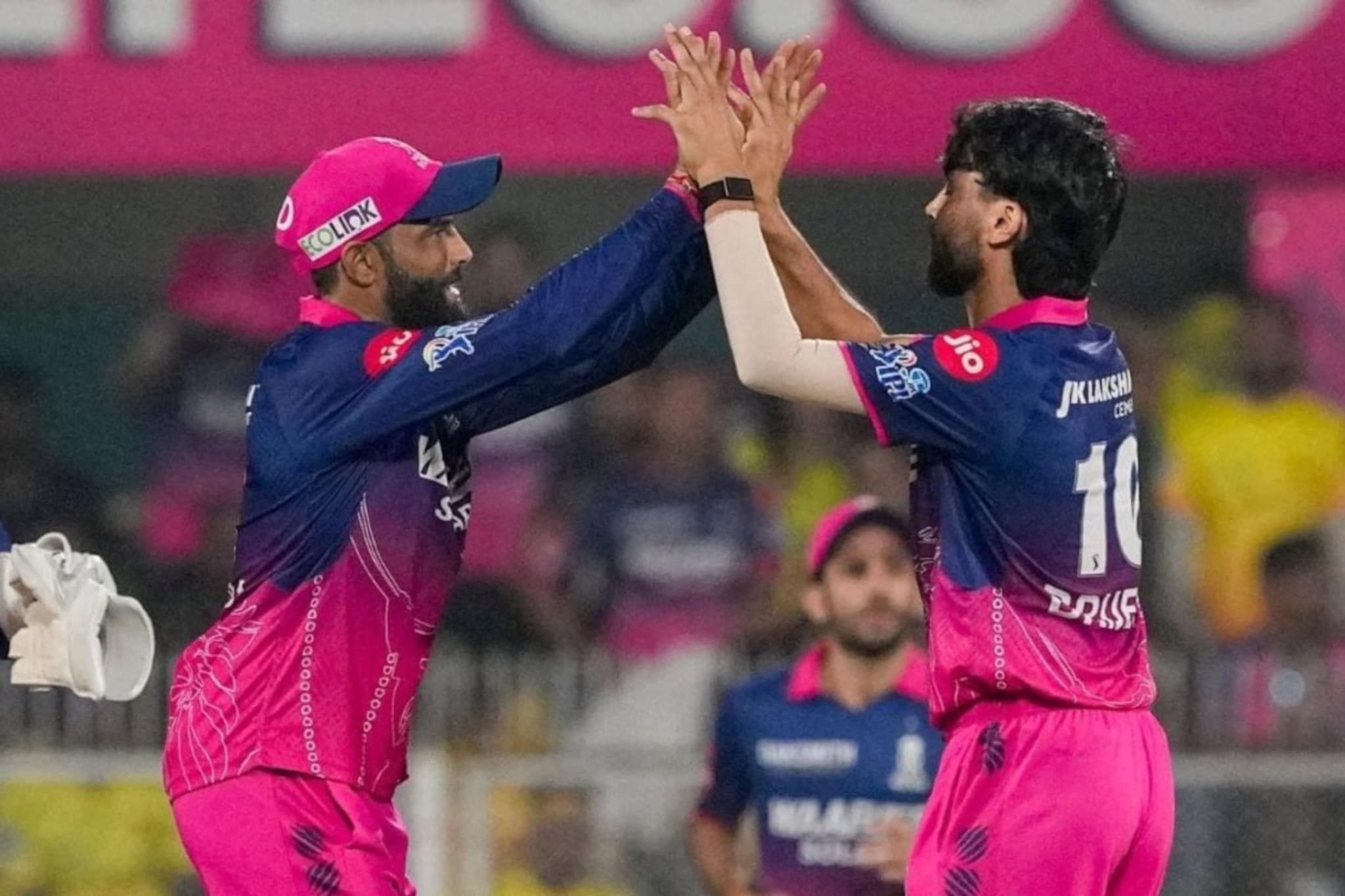 वडिलांनी मजुरी करून क्रिकेटर बनवलं, पोराने पहिल्याच सामन्यात CSK ला लोळवलं!