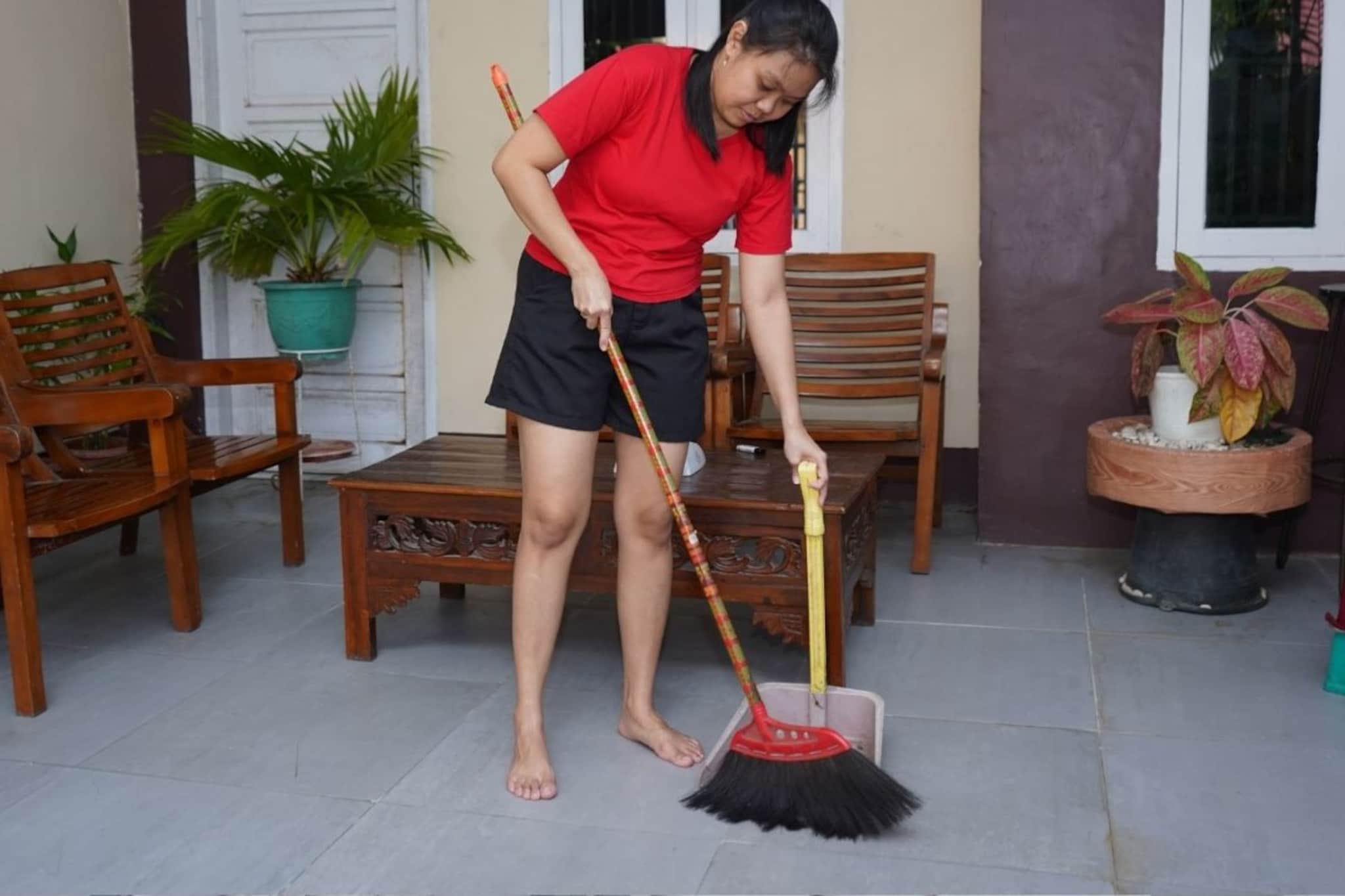 Broom Rules : सकाळी उठताच झाडू लावता? प्रेमानंद महाराज सांगतात 'ही सवय आजच बदला'