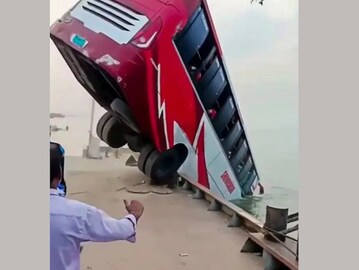 50 प्रवाशांना घेऊन जाणारी बस नदीत कोसळली, घटनास्थळाचे भयावह Photo