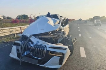 2 कोटींच्या कारचा चक्काचूर, प्रसिद्ध उद्योगपतीचा भीषण अपघातात मृत्यू