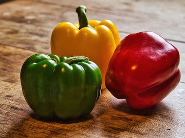 हिरवी की लाल? कोणती शिमला मिरची आहे आरोग्यासाठी 'सुपरफूड', तुम्हाला हे माहितीय? हिरवी की लाल? कोणती शिमला मिरची आहे आरोग्यासाठी 'सुपरफूड', तुम्हाला हे माहितीय?