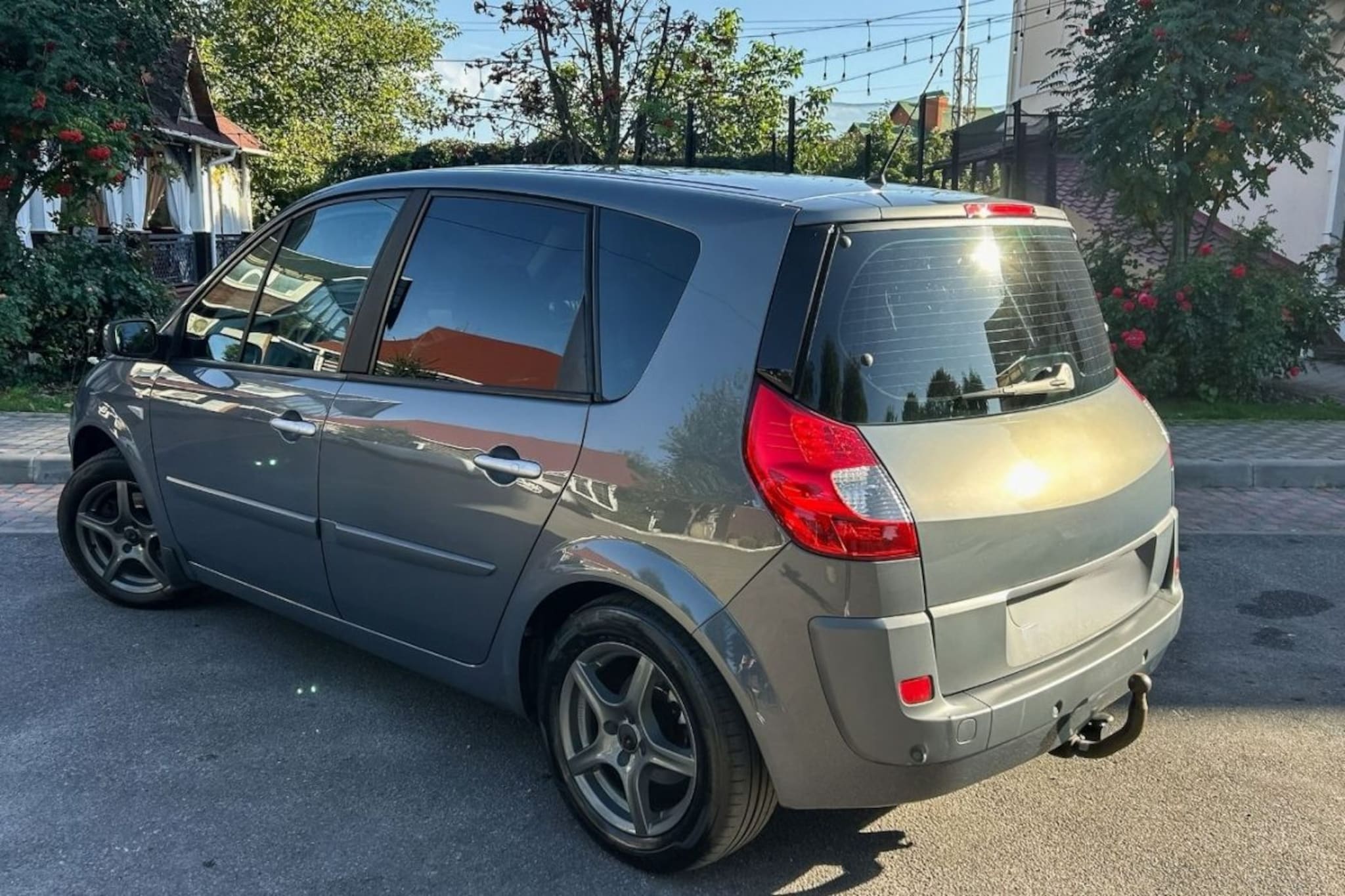 Car Tips : उन्हाळ्यात अशी घ्या कारची काळजी; इंजिन आणि पेंट दोन्ही राहिल सेफ