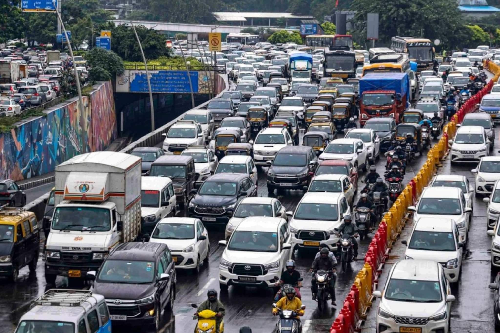 Cars: महाराष्ट्रात वाहनं महागणार, राज्य सरकारने करात केली दुप्पट वाढ, विधेयक मंजूर