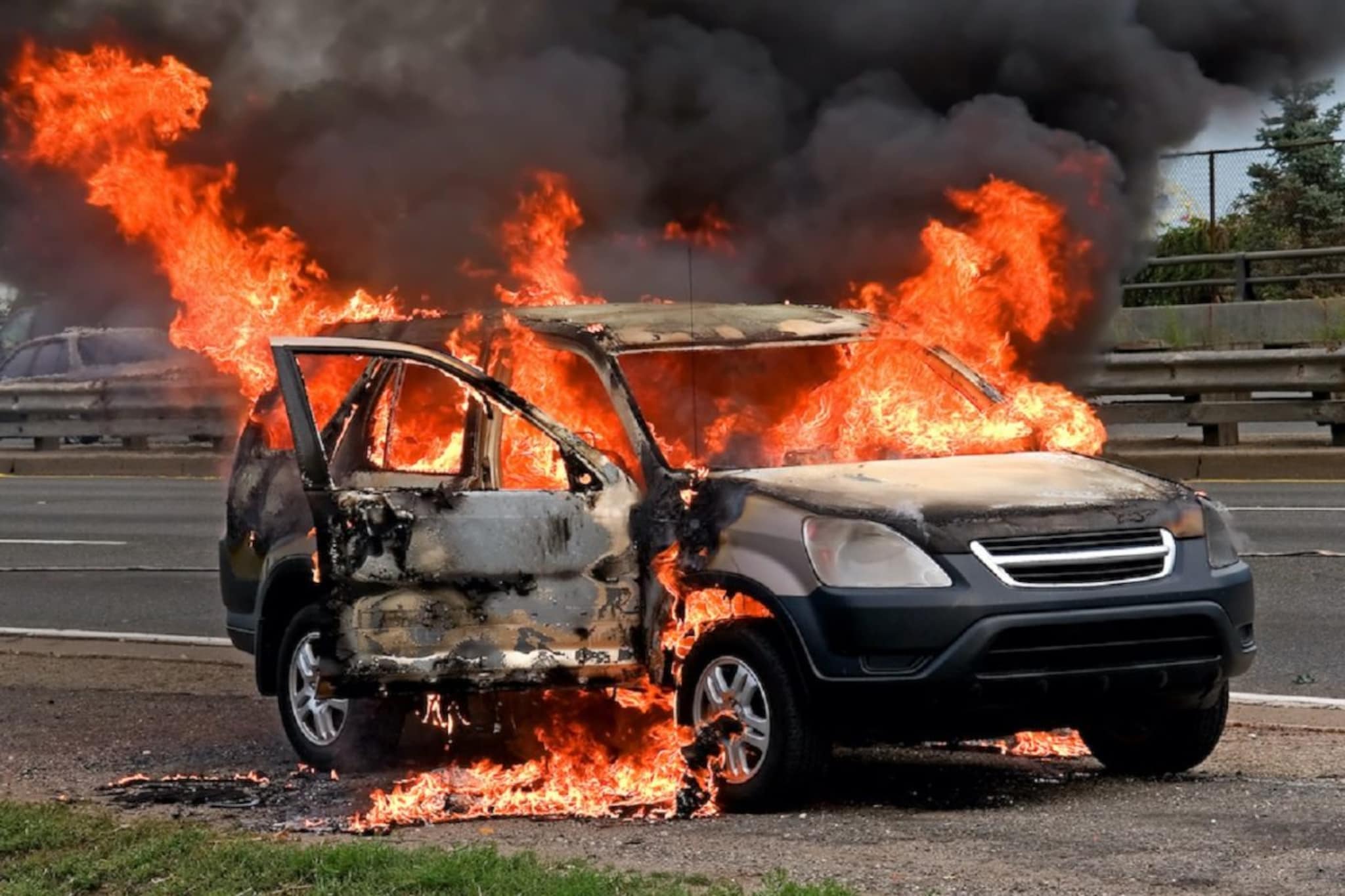 उन्हाळ्यात अजिबात करु नका या 5 चुका! कारला लागू शकते आग, जीव येऊ शकतो धोक्यात