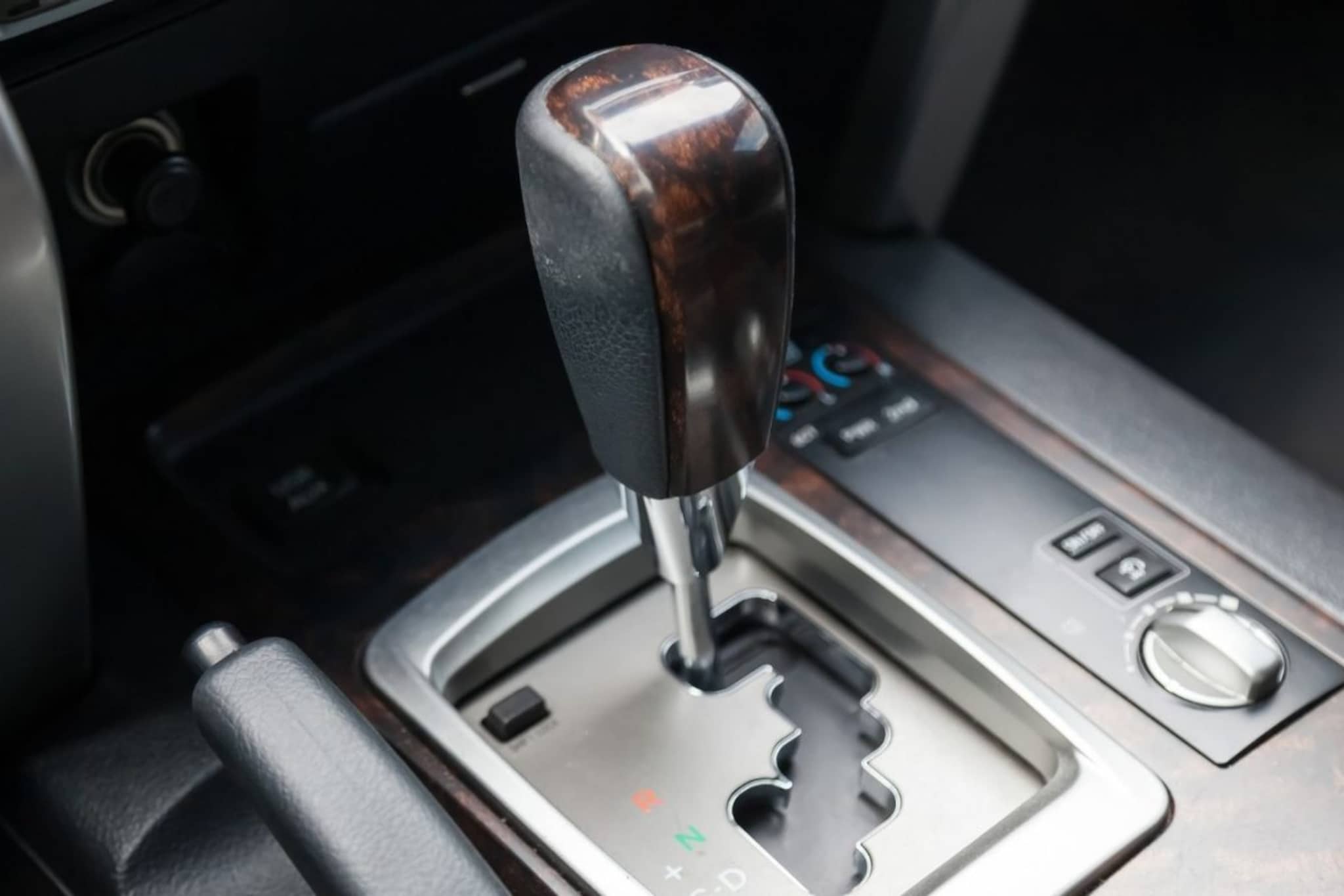 Car Gear : कार स्पीडमध्ये असताना चूकून रिव्हर्स गेअर पडला तर... तुमच्या ही मनात असाच प्रश्न येतो का? मग काय होईल समजून घ्या