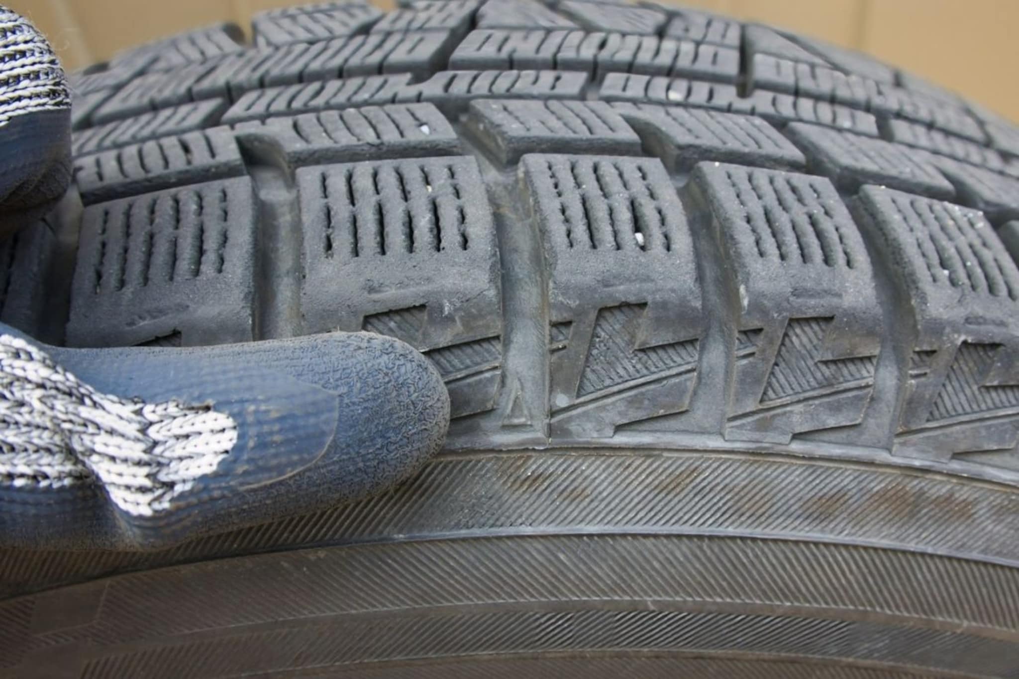 Car : गाडीच्या टायरवर लिहिलेल्या कोडचा अर्थ काय? या गोष्टी माहित असणं प्रत्येकासाठी गरजेचं