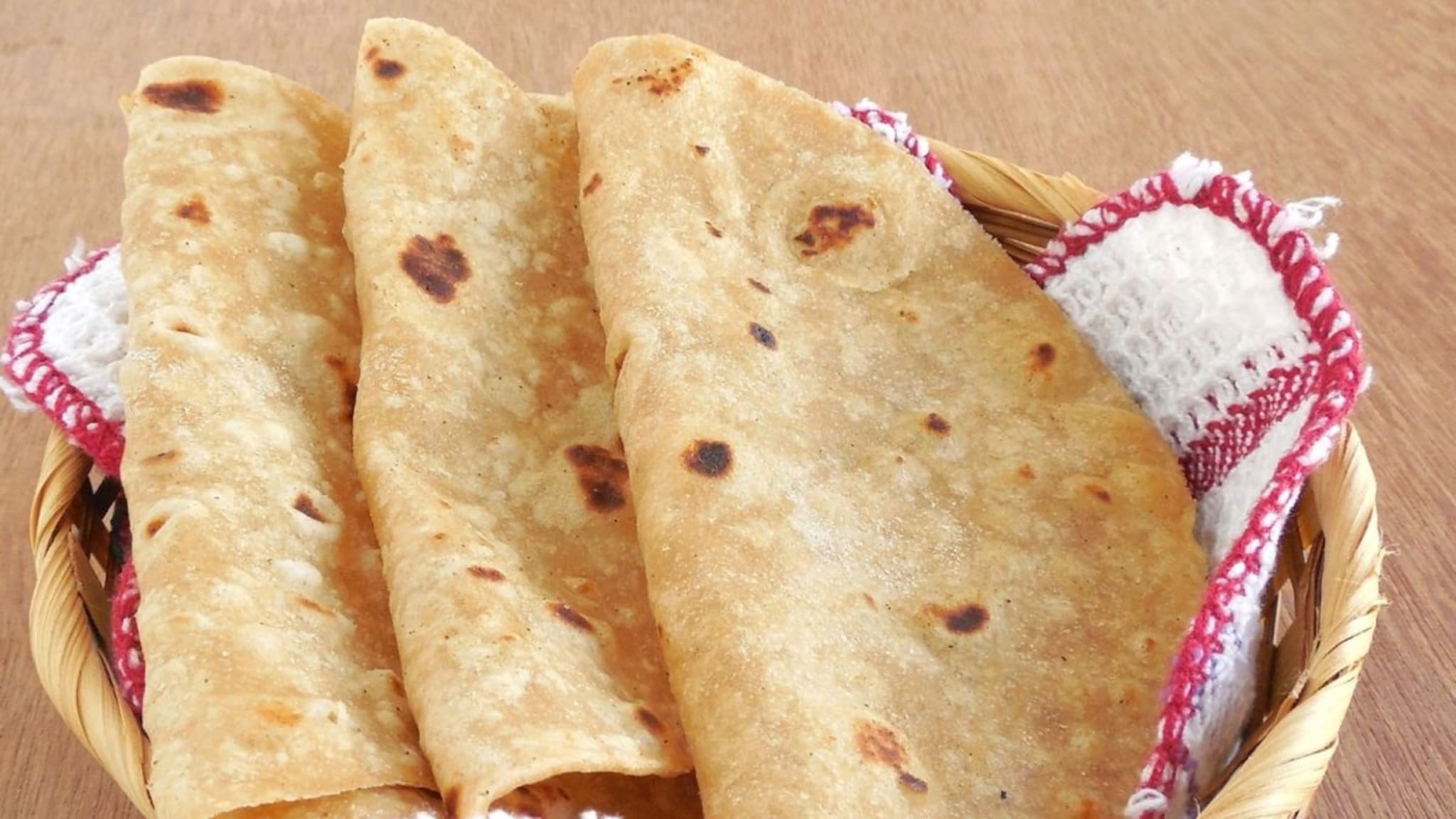 Soft Chapati : हॉटेलसारखी फुगलेली आणि नरम चपाती हवीय? पीठ मळताना ही एकच गोष्ट टाका आणि फरक पाहा