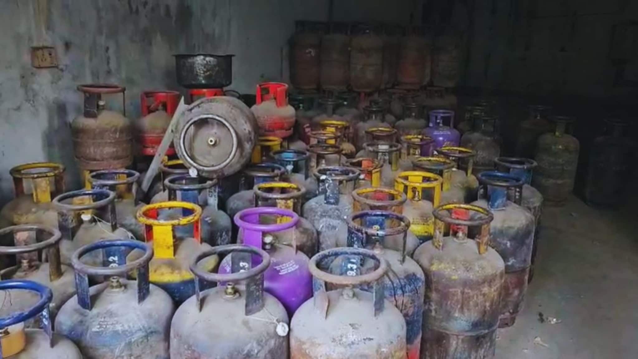 छत्रपती संभाजीनगरमध्ये 450 सिलेंडरचा संशयास्पद साठा,MIDCच्या कारवाईत घटना उघड, गॅसचा तुटवडा असताना चाललंय काय?