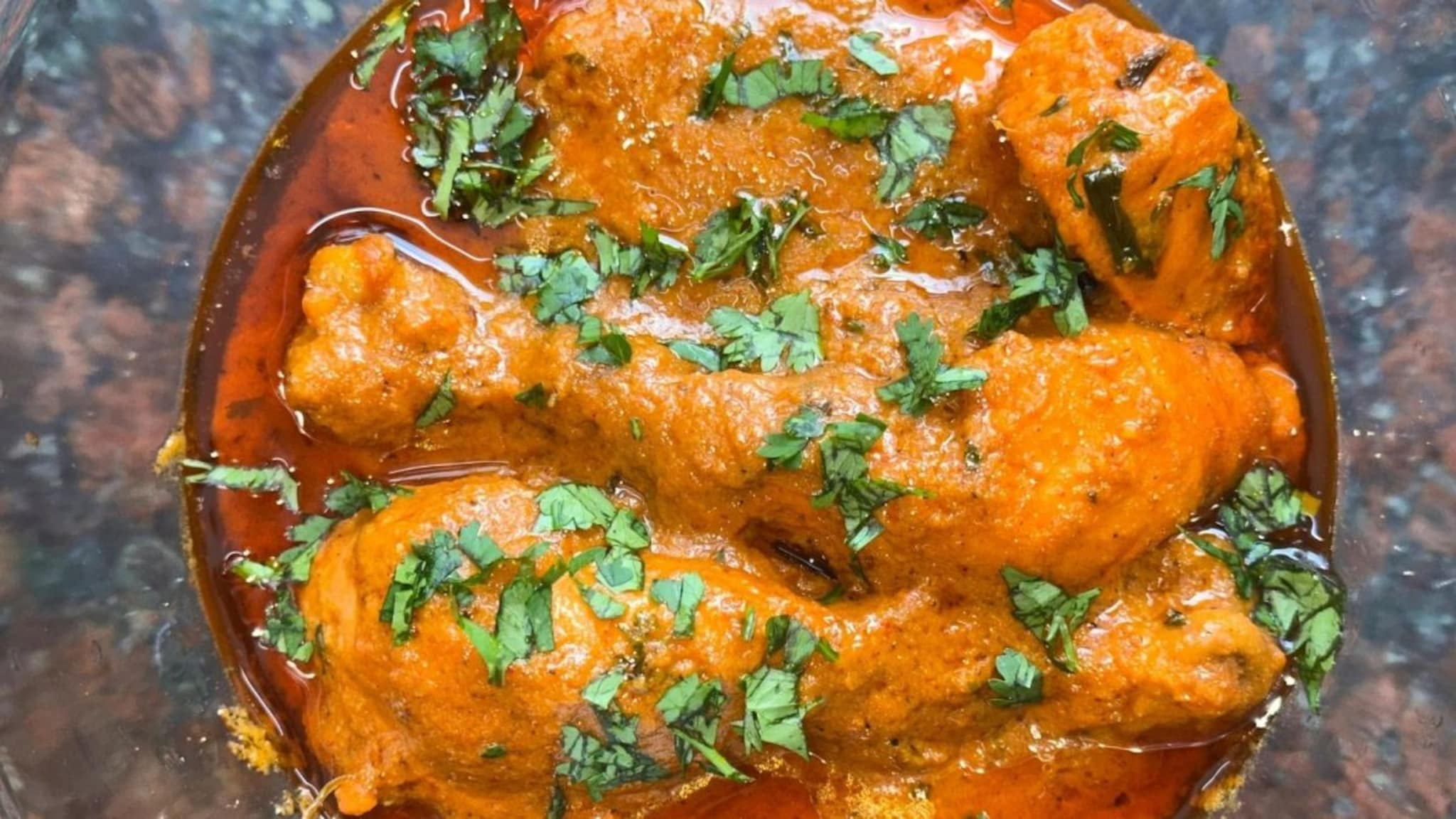 Chicken : शिजवलेलं चिकन फ्रिजमध्ये ठेवल्यानंतर किती दिवसांपर्यंत खाणं सुरक्षित? फूड एक्सपर्ट्स काय सांगतात जाणून घ्या
