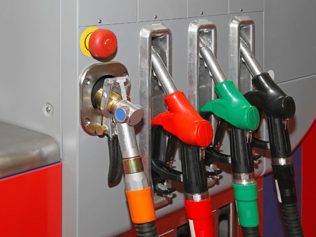 5. सुरक्षिततेच्या दृष्टीनेही उत्तमअति उष्णतेमध्ये गॅसचं प्रेशर वेगाने वाढतं. त्यामुळे थंड वेळेत गॅस भरणं हे सिलेंडरच्या आयुष्यासाठी आणि सुरक्षिततेसाठीही चांगलं मानलं जातं. केवळ योग्य वेळेत गॅस भरून चालणार नाही, तर तुमच्या सीएनजी सिलेंडरची 'हायड्रो-टेस्टिंग' (Hydro-Testing) वेळेवर करून घ्या आणि अधिकृत सेंटरकडूनच किटची तपासणी करा.