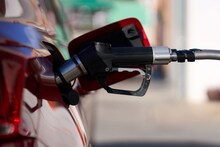 कारमध्ये CNG भरण्याची योग्य वेळ कोणती? गाडी मालकाला हे माहित असावं, जाणून घ्या योग्य Time आणि त्यामागचं विज्ञान