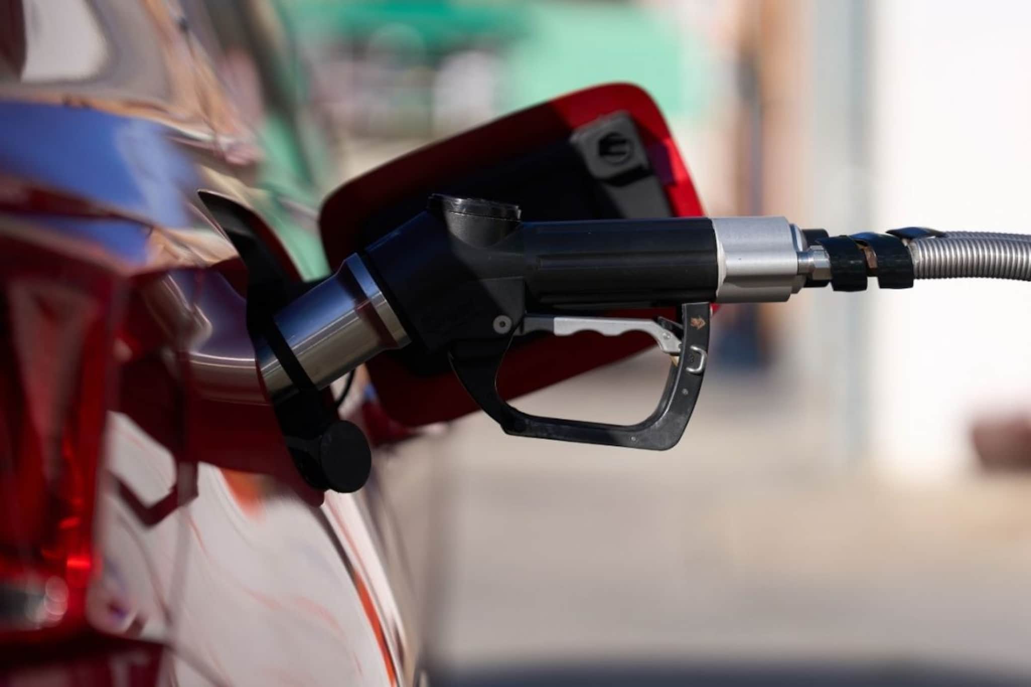 कारमध्ये CNG भरण्याची योग्य वेळ कोणती? जाणून घ्या योग्य Time आणि त्यामागचं विज्ञान