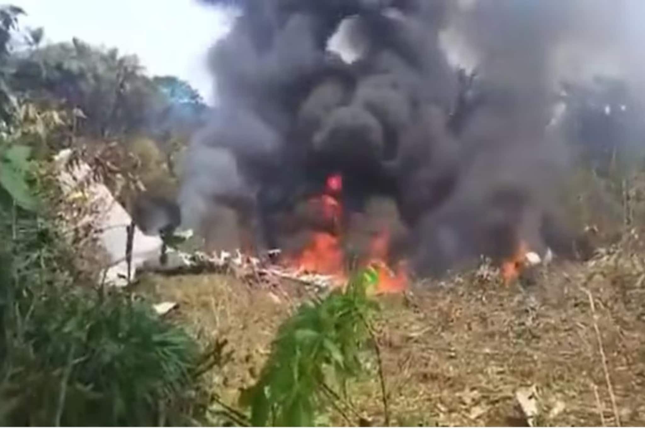 टेक ऑफ होताच एअरफोर्सचं विमान कोसळलं, 80 जवानांचा मृत्यू, कोलंबियात भीषण अपघात