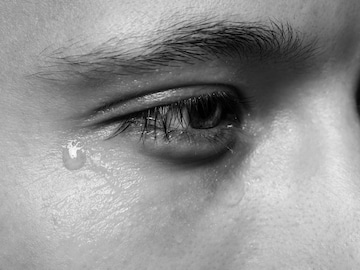 घाम आणि अश्रू खारट का असतात? हे कसं शक्य.... यामागचं कारण समजलं तर बसेल धक्का घाम आणि अश्रू खारट का असतात? हे कसं शक्य.... यामागचं कारण समजलं तर बसेल धक्का