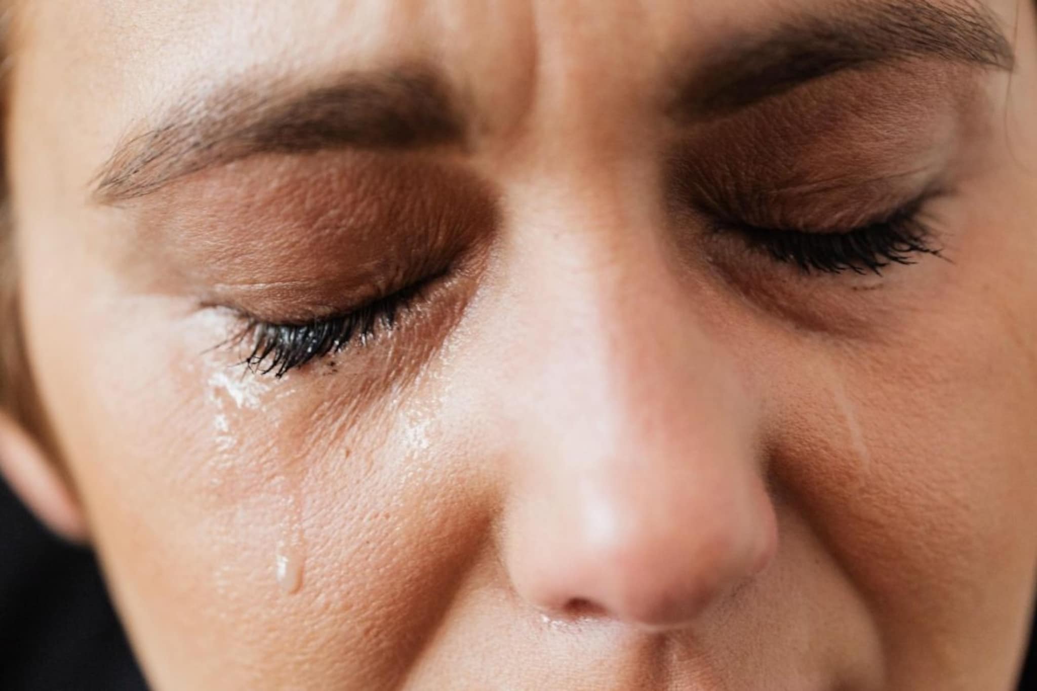 घाम आणि अश्रू खारट का असतात? हे कसं शक्य.... यामागचं कारण समजलं तर बसेल धक्का