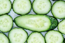 Cucumber : फक्त रंग पाहून काकडी घेऊ नका; कडूपणा ओळखण्यासाठी 'हे' 5 सोपे उपाय करुन पाहा