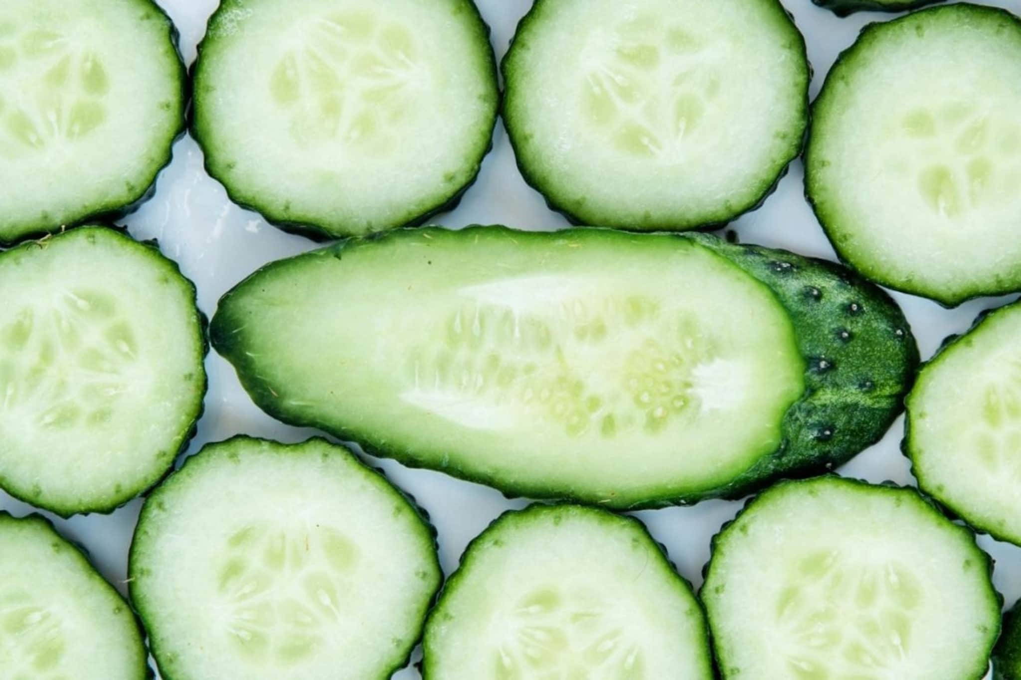 Cucumber : फक्त रंग पाहून काकडी घेऊ नका; कडूपणा ओळखण्यासाठी 'हे' 5 सोपे उपाय करुन पाहा
