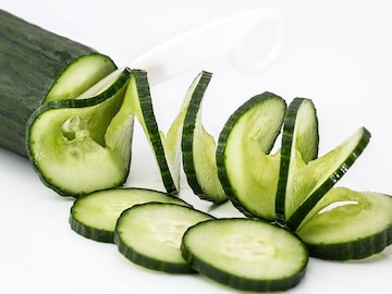 Cucumber : फक्त रंग पाहून काकडी घेऊ नका; कडूपणा ओळखण्यासाठी 'हे' 5 सोपे उपाय करुन पाहा