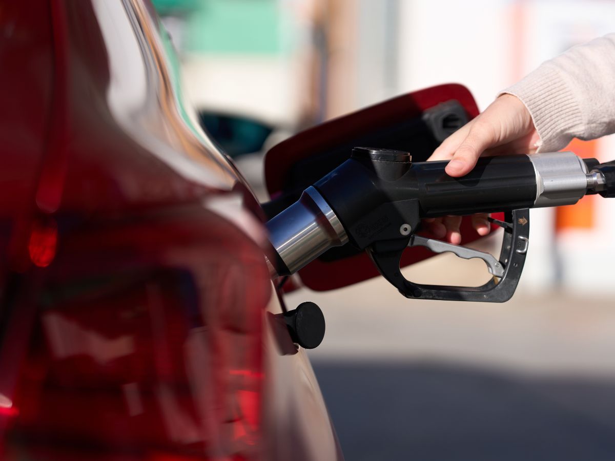 1. तापमान आणि घनतेचा (Density) खेळविज्ञानाचा एक साधा नियम आहे. वायू (Gas) उष्णतेमुळे पसरतो आणि थंडाव्यामुळे आकुंचन पावतो. जेव्हा दुपारचं तापमान जास्त असतं, तेव्हा सीएनजीची घनता (Density) कमी होते. म्हणजेच वायू जास्त जागा व्यापतो. अशा वेळी तुमच्या टाकीत कमी वजनाचा गॅस बसतो. पहाटे किंवा रात्री जेव्हा वातावरण थंड असतं, तेव्हा गॅस जास्त 'डेन्स' म्हणजेच घन असतो. याचा अर्थ असा की, थंड तापमानात त्याच दाबावर (Pressure) तुमच्या टाकीत जास्त किलो गॅस मावू शकतो.