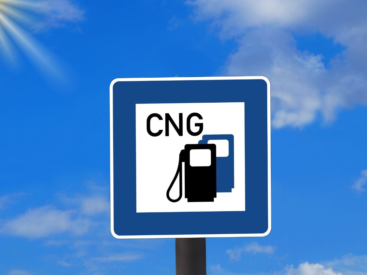 हो, हे खरं आहे, जर तुम्ही भर दुपारी रखरखत्या उन्हात सीएनजी भरत असाल, तर तुम्ही नकळतपणे स्वतःचंच नुकसान करून घेत आहात. सीएनजी भरण्यामागे केवळ प्रेशरचा खेळ नसून त्यामागे तापमानाचं एक मोठं विज्ञान दडलं आहे. चला तर मग, जाणून घेऊया सीएनजी भरण्याची नेमकी 'राईट टाईम' कोणती?
