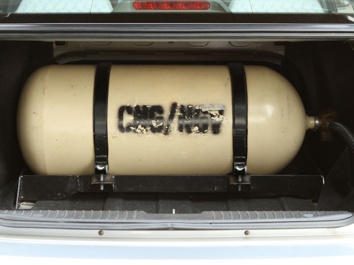 3. खिशावर होणारा परिणाम आणि मायलेजजेव्हा तुम्ही थंड वेळेत गॅस भरता, तेव्हा तुम्हाला तितक्याच पैशात गॅसचे प्रमाण थोडे जास्त मिळते. इंजिनला चालण्यासाठी गॅसच्या दाबापेक्षा त्याच्या प्रमाणाची (Quantity) जास्त गरज असते. जास्त गॅस म्हणजेच थेट जास्त मायलेज. दुपारच्या तुलनेत सकाळच्या वेळी गॅस भरल्याने तुमच्या प्रत्येक ट्रिपमध्ये काही रुपयांची बचत नक्कीच होते.