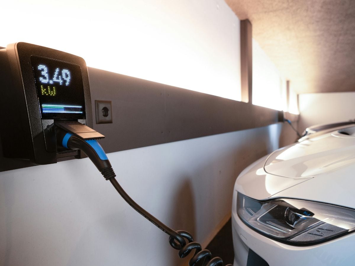 4. वेळेची आणि इंधनाची बचततांत्रिक फायद्यांशिवाय एक व्यावहारिक फायदा म्हणजे पहाटे किंवा उशिरा रात्री सीएनजी पंपावर रिक्षा आणि टॅक्सींच्या लांबच लांब रांगा नसतात. दुपारच्या किंवा संध्याकाळच्या वेळी रांगेत उभं राहून जो वेळ आणि इंधन वाया जातं, त्याची बचत तुम्ही थंड वेळेत पंपवर जाऊन करू शकता.