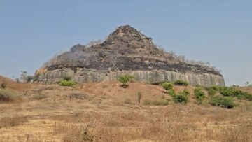 देवगिरी किल्ल्याला भीषण आग, संपू्र्ण किल्ल्याला आगीचा विळखा, भयानक Photo