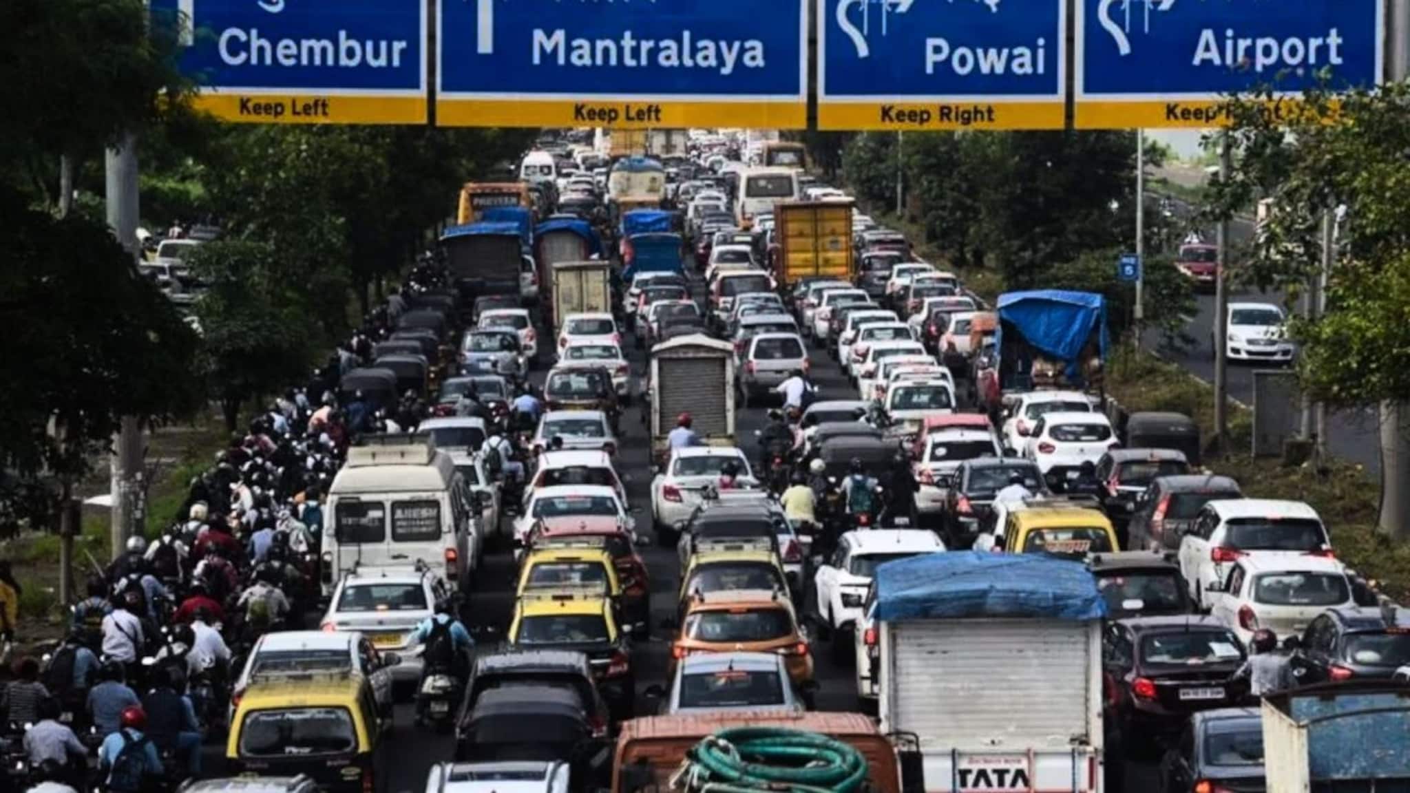 महाराष्ट्रात जुनी गाडी वापरणे आता महागात पडणार, टॅक्समध्ये दुप्पट वाढ, कोणत्या व