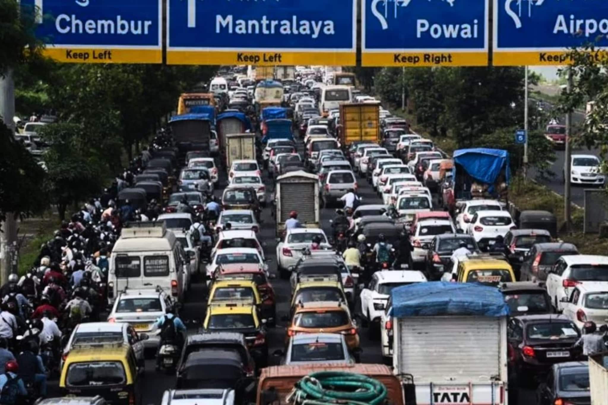 महाराष्ट्रात जुनी गाडी वापरणे आता महागात पडणार, टॅक्समध्ये दुप्पट वाढ, कोणत्या व