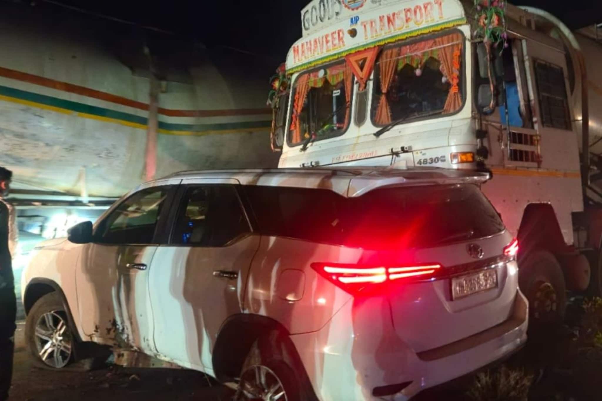 मोठी बातमी: फॉर्च्युनर कारने जात होता माजी मंत्र्याचा पुतण्या, मध्यरात्री बारामतीजवळ भीषण अपघात