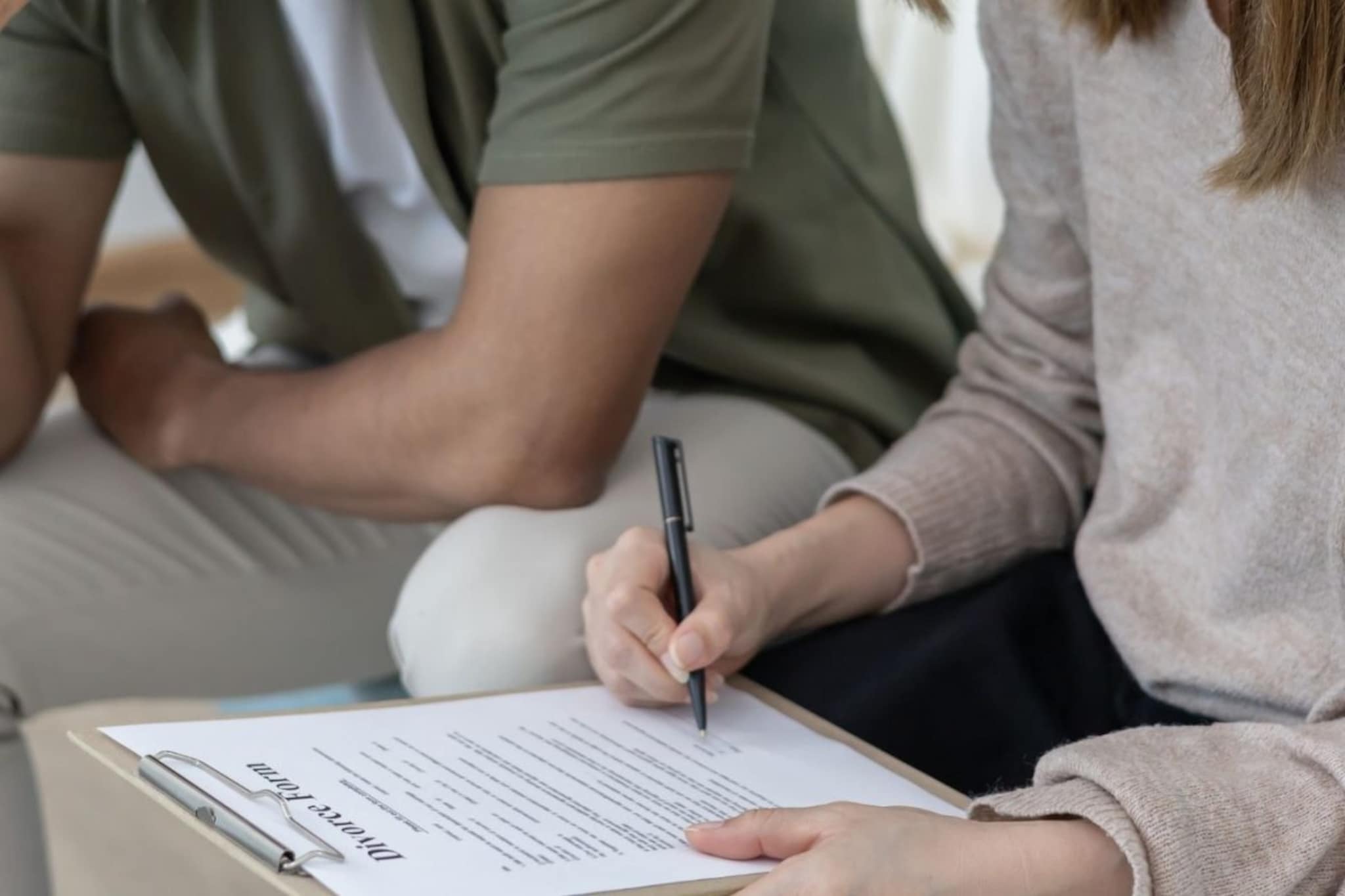 Divorce : बायको सोडून गेली किंवा छळत असेल तर? नवऱ्यालाही आहेत घटस्फोटाचे 'हे' अधिकार; वाचा कायदा काय सांगतो