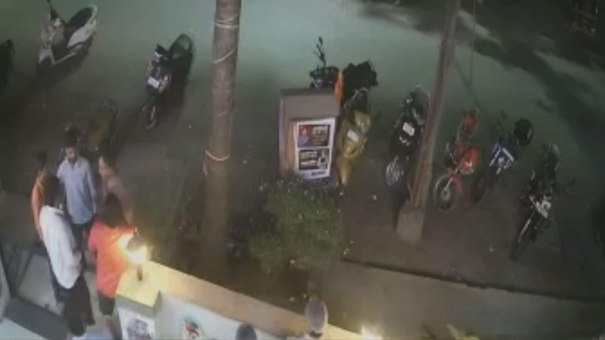 Dombivli: कन्नड भाषेत शिवी का दिली? 8 जणांनी मिळून दोघांना बेदम मारलं, बारबाहेर तुफान राडा VIDEO Dombivli: कन्नड भाषेत शिवी का दिली? 8 जणांनी मिळून दोघांना बेदम मारलं, बारबाहेर तुफान राडा VIDEO