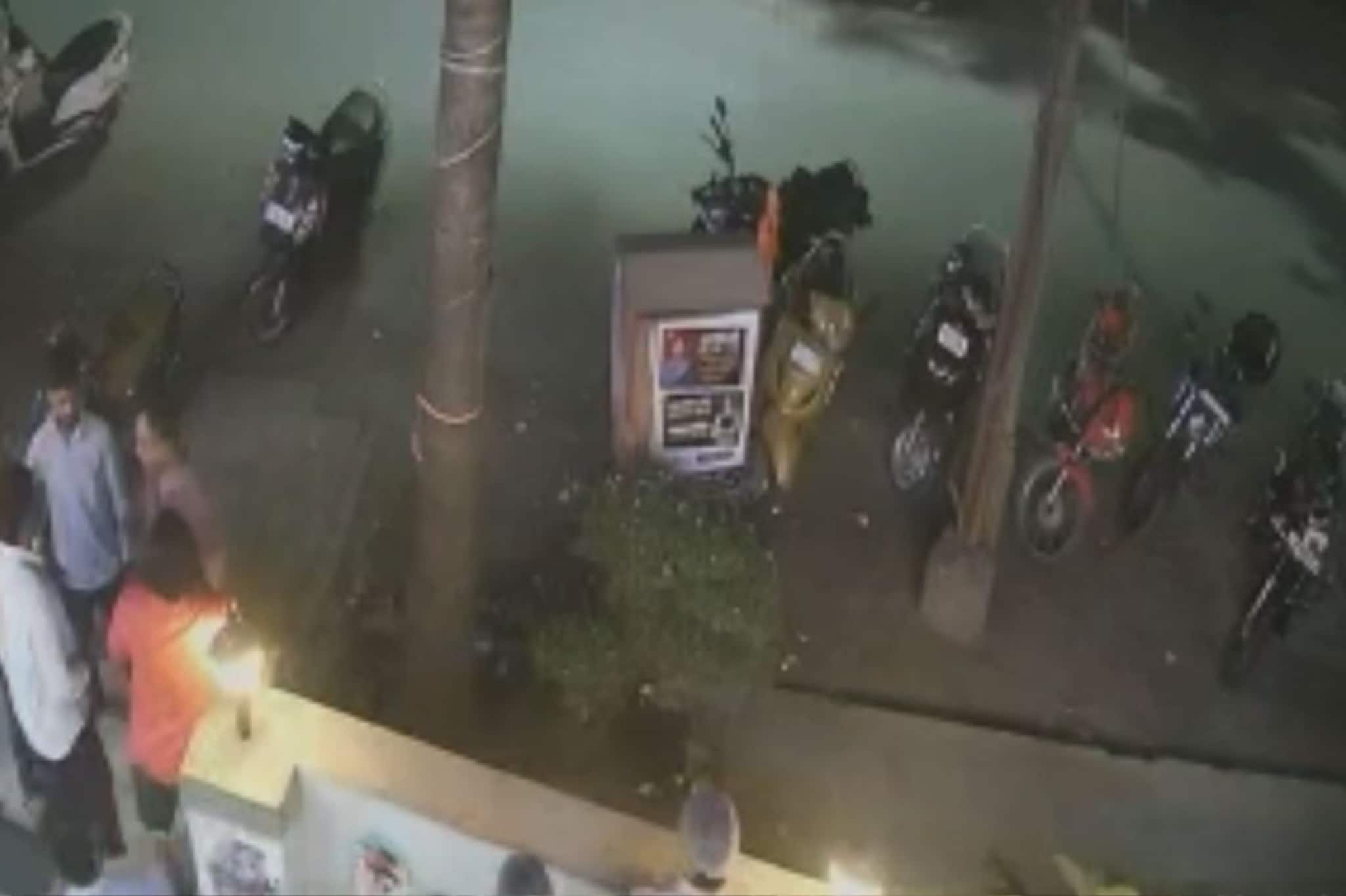 Dombivli: कन्नड भाषेत शिवी का दिली? 8 जणांनी मिळून दोघांना बेदम मारलं, बारबाहेर तुफान राडा VIDEO Dombivli: कन्नड भाषेत शिवी का दिली? 8 जणांनी मिळून दोघांना बेदम मारलं, बारबाहेर तुफान राडा VIDEO