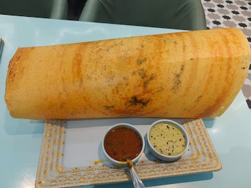 डोसा बनवताना तव्याला चिकटतोय? कदाचित तुम्ही तवा घासताना 'ही' चूक करताय डोसा बनवताना तव्याला चिकटतोय? कदाचित तुम्ही तवा घासताना 'ही' चूक करताय