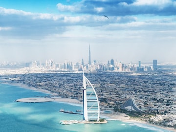 विदेशी फिरण्यासाठी भारतीय दुबईलाच का जातात? 1-2 नाही यामागे आहेत 8 मोठी कारणं