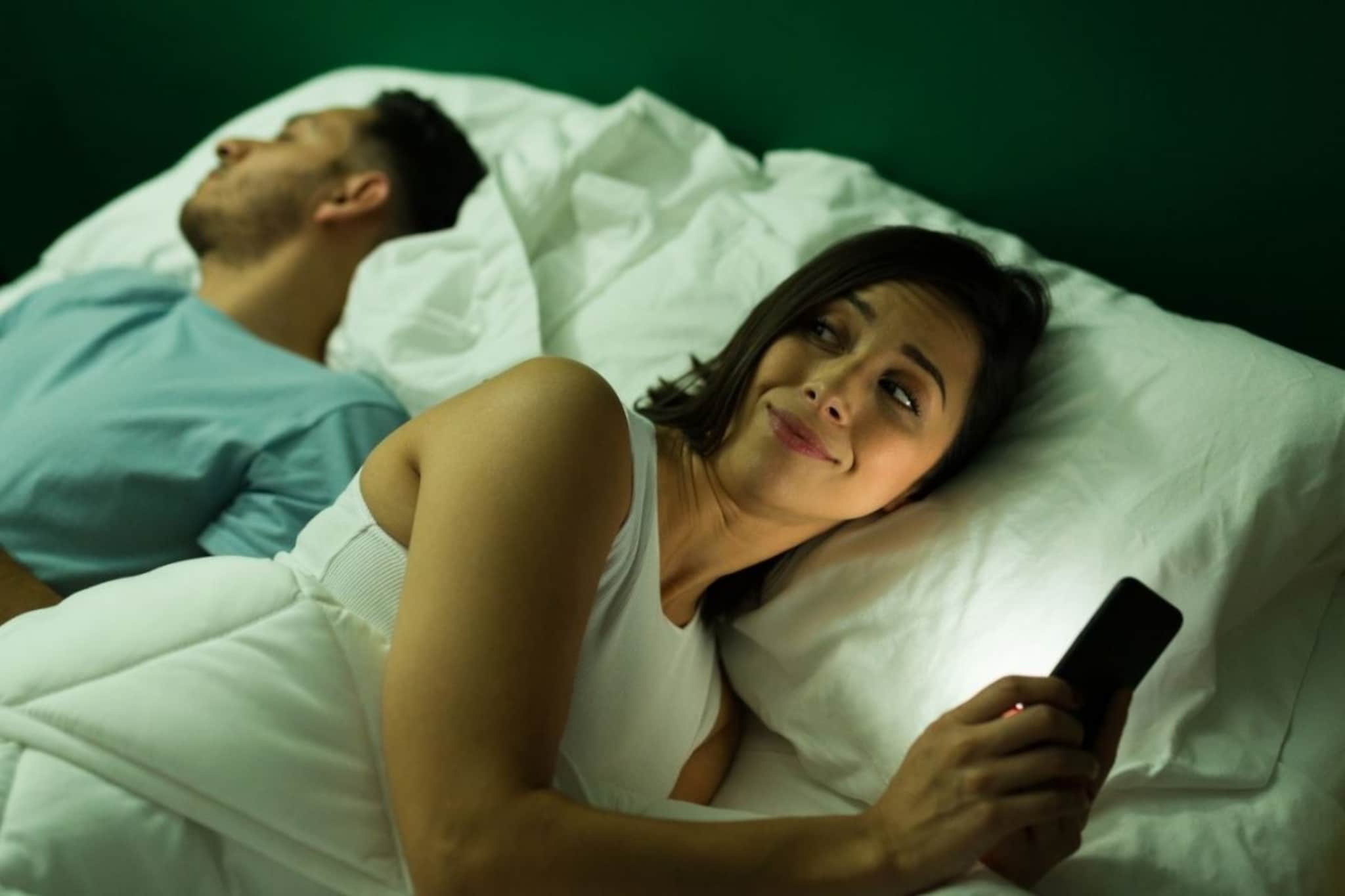 Extra Marital : विवाहबाह्य संबंधात पार्टनरशी गप्पा मारण्यासाठी लोक कोणती वेळ निवडतात? समोर आला सिक्रेट Time