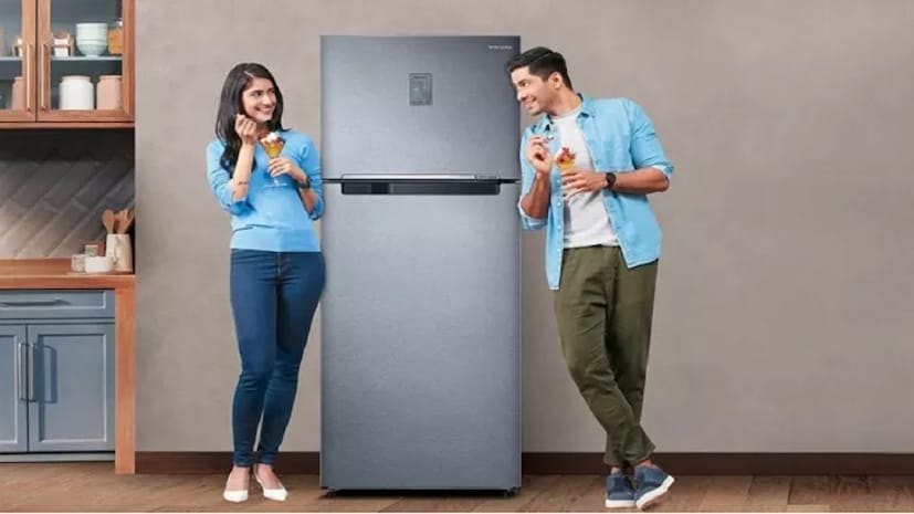 मुंबई : उन्हाळा सुरू होतो तेव्हा फ्रिजची खरी किंमत कळते. कारण गारेगार पाणी पिण्यासाठी, ज्यूस ठेवण्यासाठी आणि उन्हाळ्यात अन्नपदार्थ ठेवण्यासाठी फ्रीज खुपच उपयोगी पडतो. काही लोक उन्हाळा येताच नवा फ्रीज खरेदी करण्याची प्लॅनिंग करतात. पण हे करत असताना लोक कंफ्यूज होता की, डबल डोअर फ्रिज घ्यावं, सिंगल डोअर घ्याव की मग Side-by-Side Refrigerator फ्रिज घ्यावं. मुंबई : उन्हाळा सुरू होतो तेव्हा फ्रिजची खरी किंमत कळते. कारण गारेगार पाणी पिण्यासाठी, ज्यूस ठेवण्यासाठी आणि उन्हाळ्यात अन्नपदार्थ ठेवण्यासाठी फ्रीज खुपच उपयोगी पडतो. काही लोक उन्हाळा येताच नवा फ्रीज खरेदी करण्याची प्लॅनिंग करतात. पण हे करत असताना लोक कंफ्यूज होता की, डबल डोअर फ्रिज घ्यावं, सिंगल डोअर घ्याव की मग Side-by-Side Refrigerator फ्रिज घ्यावं.