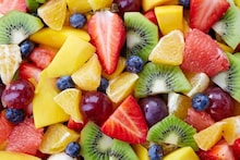 Fruits Fact : रात्री झोपण्यापूर्वी फळे खाल्ल्याने वजन वाढतंय? काय सांगतं विज्ञान? जाणून घ्या सत्य