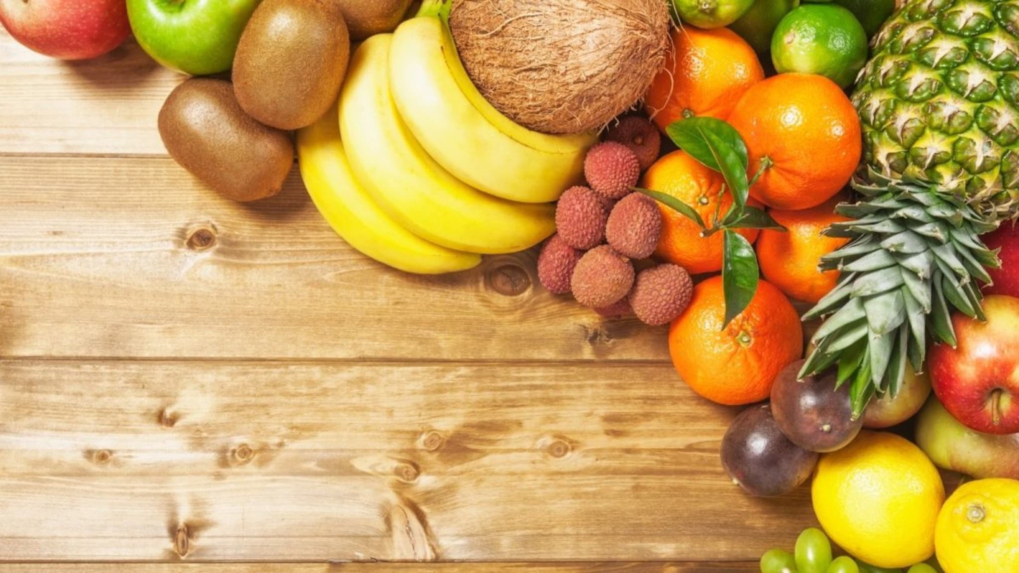 Fruits : रात्री फळे खाल्ल्याने खरोखरच वजन वाढते? काय सांगते विज्ञान आणि आयुर्वेदाचा 'हा' महत्त्वाचा सल्ला