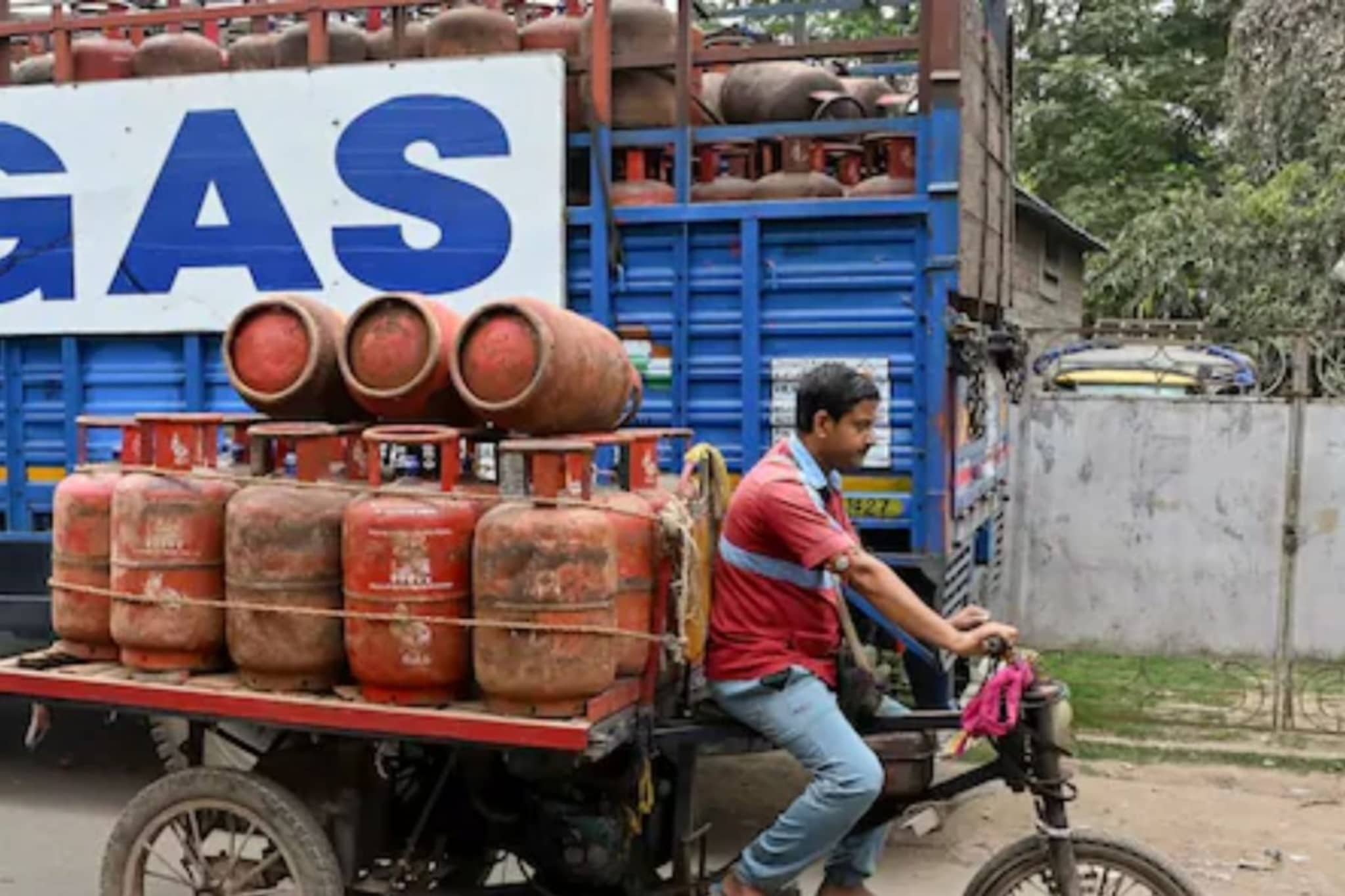  LPG Crisis Update: भारतात गॅसची टंचाई का झाली? 5 महत्त्वाची कारणं समोर, सिलेंडर साठवणाऱ्यांना होणार जेल