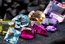 होईल पैशांचा वर्षाव अन् मिळेल अपार वैभव, देवी लक्ष्मीच्या कृपेसाठी धारण करा 'हे' खास रत्न!