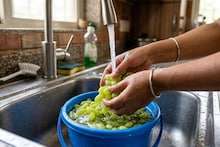 Grapes : द्राक्षांवरील पांढरा थर आणि केमिकल कसे स्वच्छ करायचं? फक्त पाण्याने धूवून फायदा नाही, ही आहे योग्य पद्धत